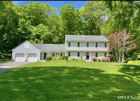 11 Bishop Dr, Woodbridge, CT 06525