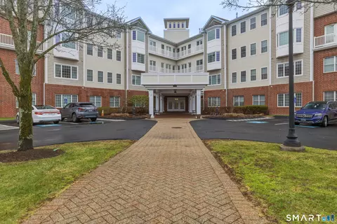 1 King Philip Dr #301, West Hartford, CT 06117