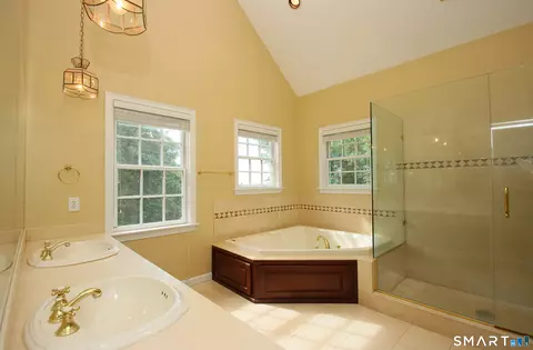 Bath - 11 Long Meadow Ln, Redding, CT 06896 photo 4 of 6