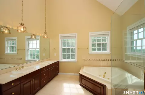 Bath - 11 Long Meadow Ln, Redding, CT 06896 photo 2 of 6