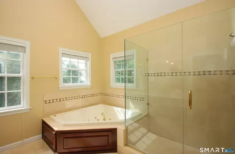 Bath - 11 Long Meadow Ln, Redding, CT 06896 photo 3 of 6