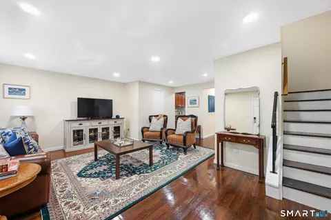 8 Barnstable Ln, Stamford, CT 06907