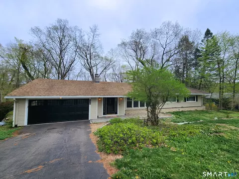 136 Knoll Dr, Hamden, CT 06518