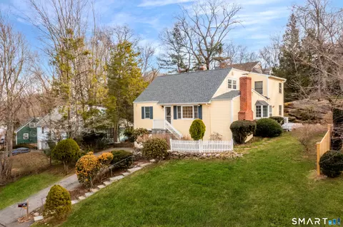 385 Samp Mortar Dr, Fairfield, CT 06824