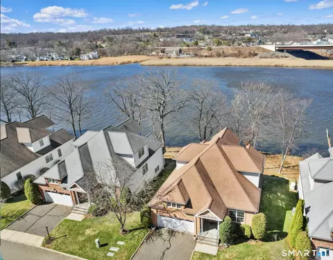 55 Spice Bush Ln #55, Milford, CT 06461