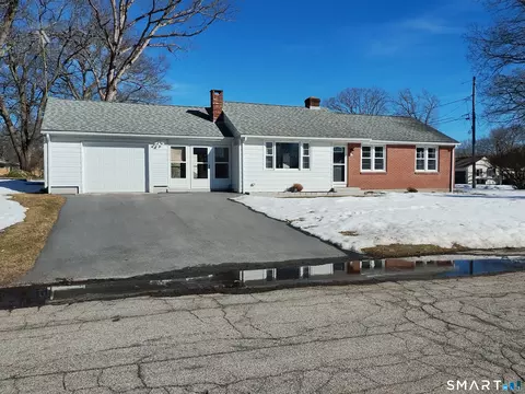 21 Emond St, Putnam, CT 06260