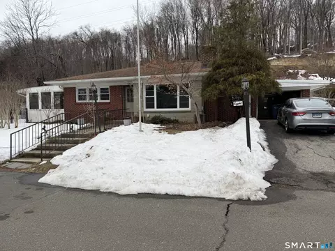 8 Reichelt Ter, Ansonia, CT 06401