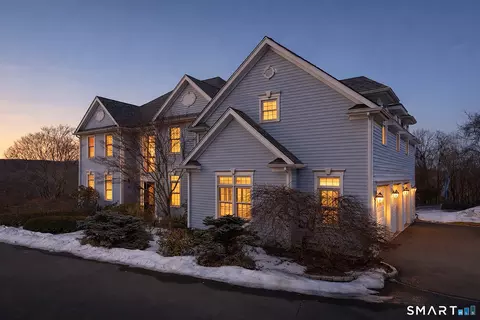 35 Coach Light Dr, Woodbury, CT 06798