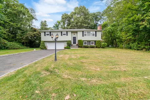 38 E Ridge Dr, Middlebury, CT 06762