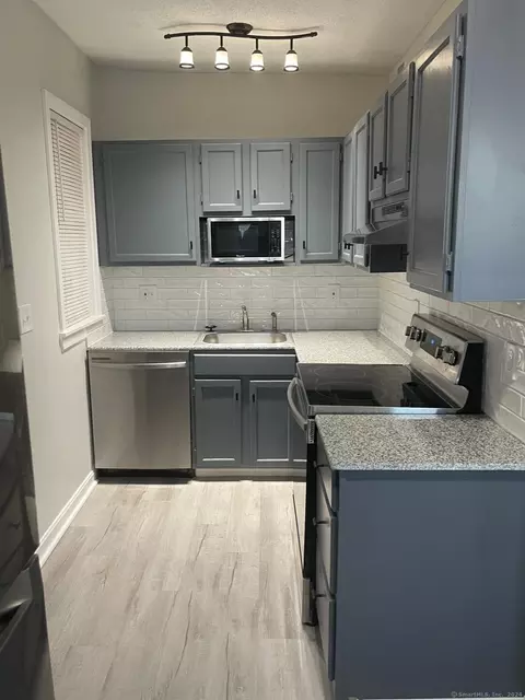 17 Harrison Pl #C, Hartford, CT 06112