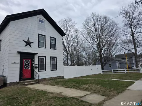 21 N Washington Ave, Niantic, CT 06357