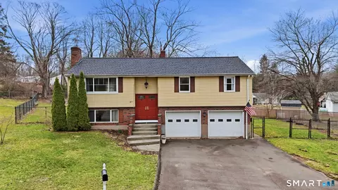 57 Edgewood Dr, Middletown, CT 06457