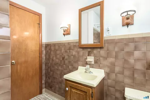 Bath - 6 Saunders Ln, Prospect, CT 06712 photo 2 of 2