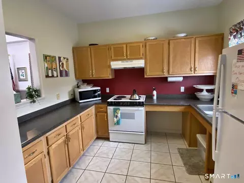 Kitchen - 8 Saint George Pl #8, Sandy Hook, CT 06482 photo 4 of 4