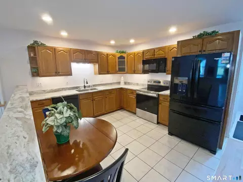 Kitchen - 8 Saint George Pl #8, Sandy Hook, CT 06482 photo 2 of 4