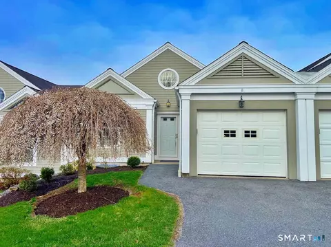 8 Saint George Pl #8, Sandy Hook, CT 06482