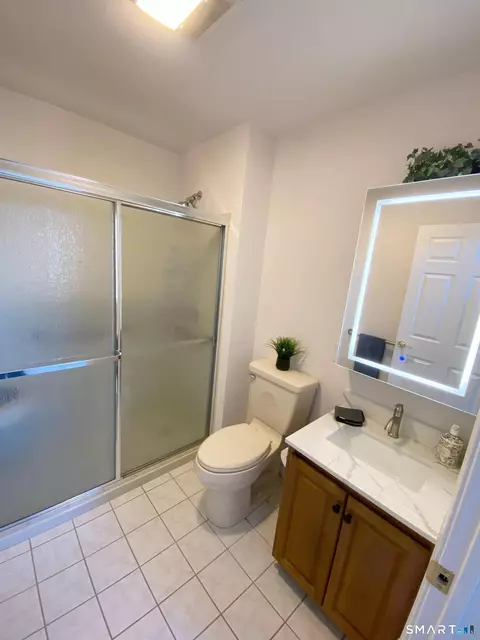 Bath - 8 Saint George Pl #8, Sandy Hook, CT 06482 photo 2 of 3
