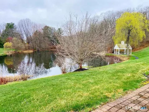 View/Area - 8 Saint George Pl #8, Sandy Hook, CT 06482 photo 2 of 5
