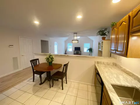 Kitchen - 8 Saint George Pl #8, Sandy Hook, CT 06482 photo 3 of 4
