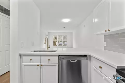 Kitchen - 468 Main St #111, Niantic, CT 06357 photo 2 of 2