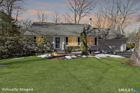 205 Winnepoge Dr, Fairfield, CT 06825