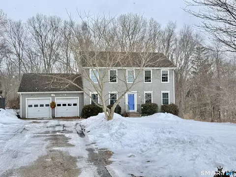 12 Cove Brook Ln, Uncasville, CT 06382