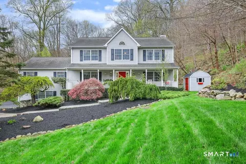 3 Handol Ln, New Fairfield, CT 06812