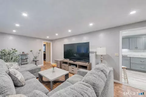 40 Cottage Grove Cir, Bloomfield, CT 06002