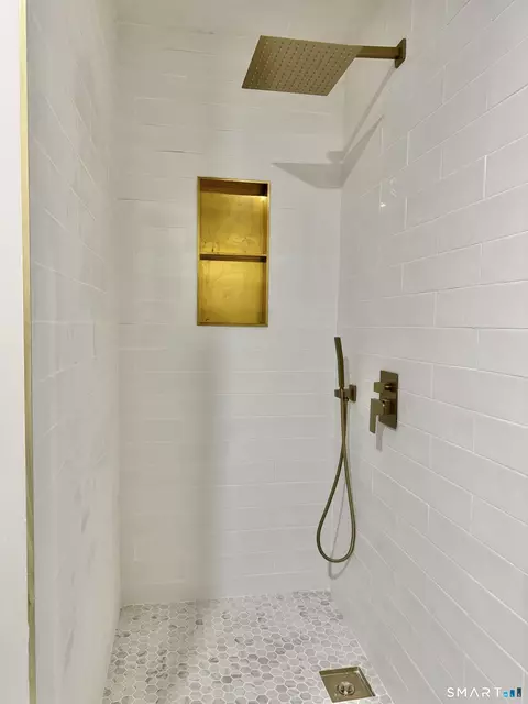 Bath - 2 Pickett Rd, Roxbury, CT 06783 photo 4 of 5