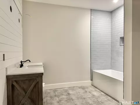 Bath - 2 Pickett Rd, Roxbury, CT 06783 photo 3 of 5