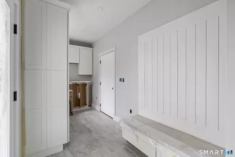 Entry Way - 2 Pickett Rd, Roxbury, CT 06783 photo 2 of 3
