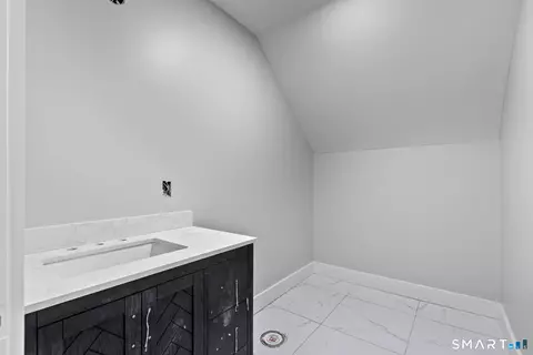 Bath - 2 Pickett Rd, Roxbury, CT 06783 photo 5 of 5
