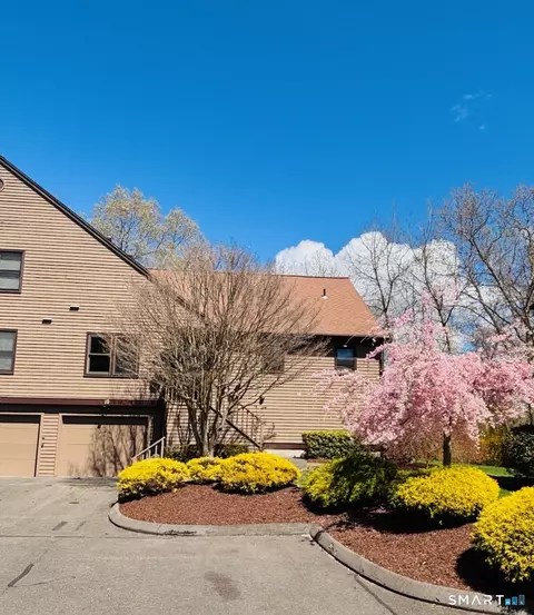 10 Juniper Cir #10, Monroe, CT 06468