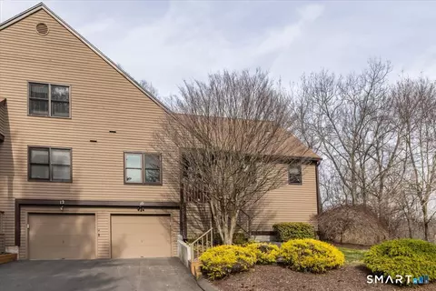 10 Juniper Cir #10, Monroe, CT 06468