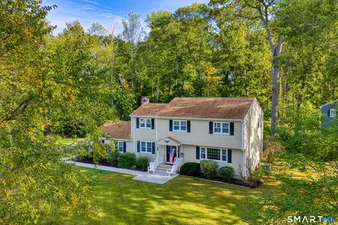 36 Greenbrier Rd, Trumbull, CT 06611