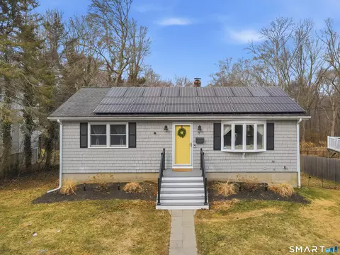 19 Lathrop Ave, Pawcatuck, CT 06379
