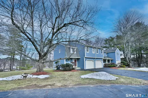 8 Village Green Rd, Sturbridge, MA 01566