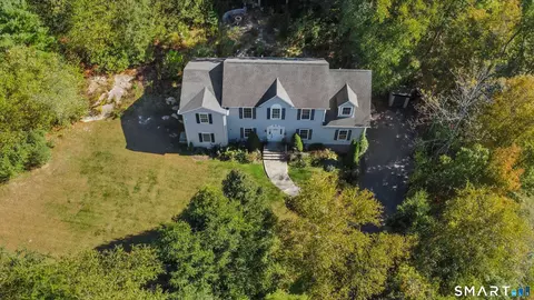 2 Abbey Ln, Newtown, CT 06470