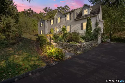 2 Abbey Ln, Newtown, CT 06470