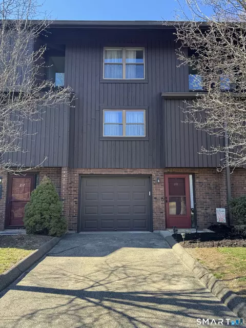 216 Natchaug Dr #216, Meriden, CT 06450