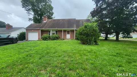 16 Raymond Rd, Woodbridge, CT 06525