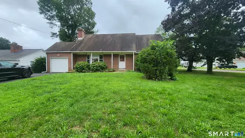16 Raymond Rd, Woodbridge, CT 06525