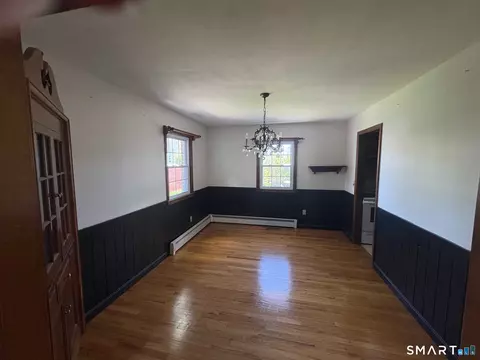 16 Raymond Rd, Woodbridge, CT 06525