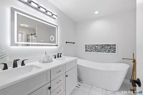 Bath - 38 Madison Ave, Thompson, CT 06277 photo 2 of 4