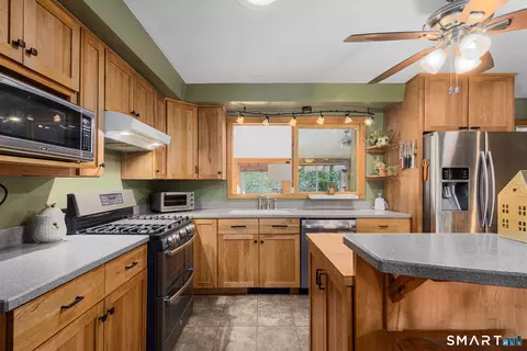 Kitchen - 34 Robert Ave, Killingly, CT 06239 photo 5 of 7