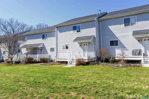 109 Staffordshire Commons Dr #109, Wallingford, CT 06492