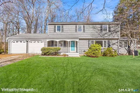 8 Woodlawn Dr, Bethel, CT 06801