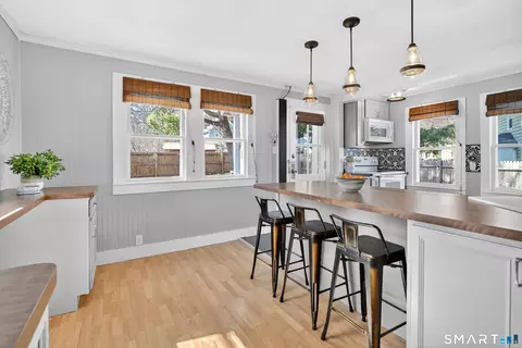 8 Gargan Pl, Simsbury, CT 06070