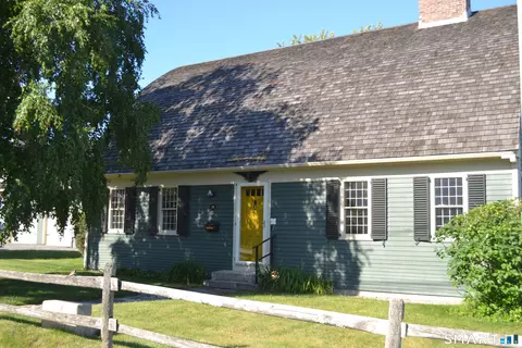 11 Smith Ave, East Lyme, CT 06357