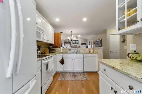 Kitchen - 177 Julia Ct #177, Sandy Hook, CT 06482 photo 3 of 4